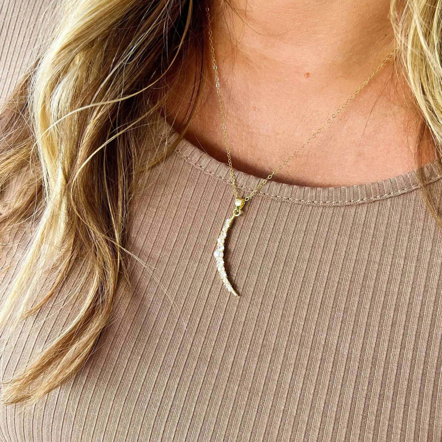 ESTRELLA PEARL CRESCENT MOON NECKLACE | GOLD FILLED