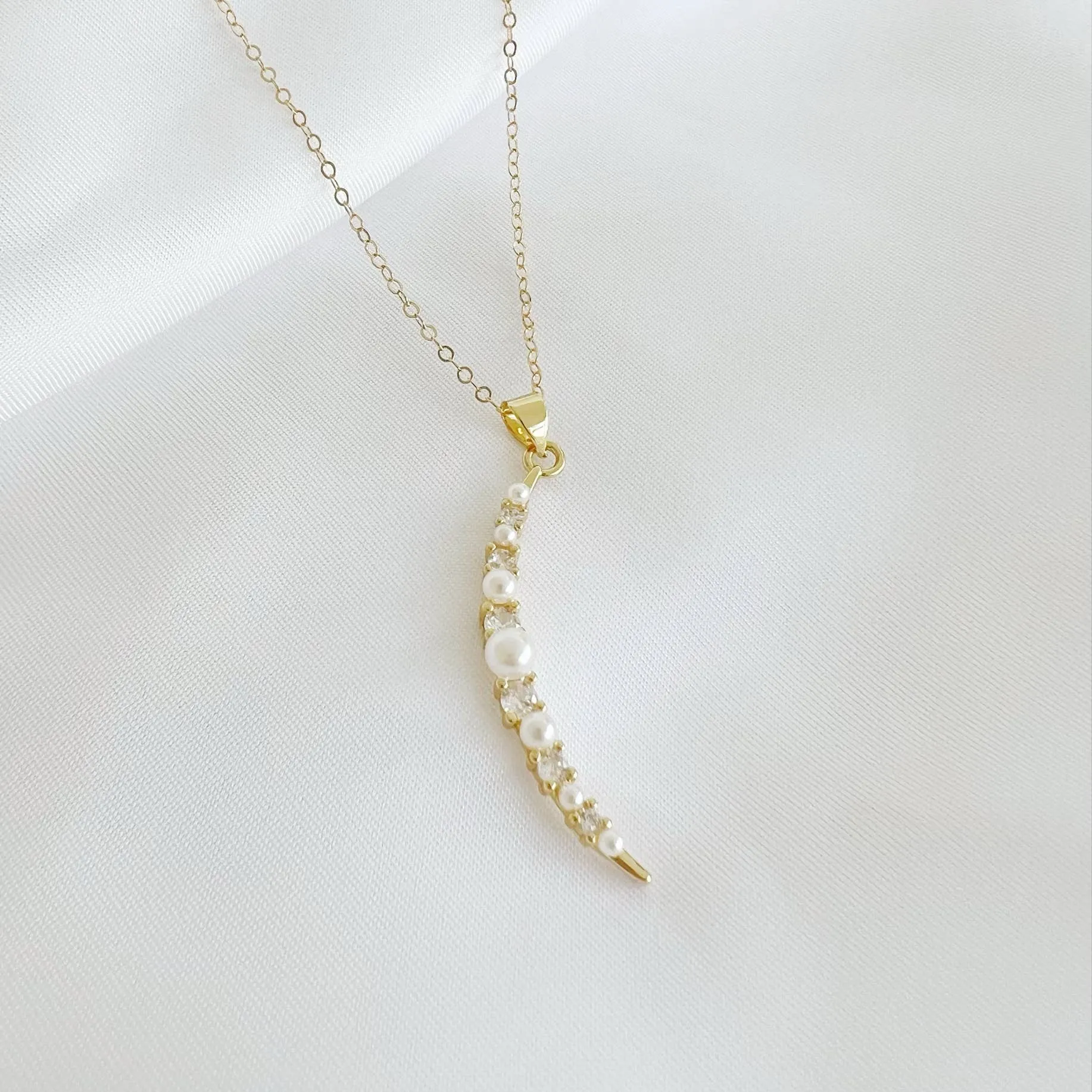 ESTRELLA PEARL CRESCENT MOON NECKLACE | GOLD FILLED