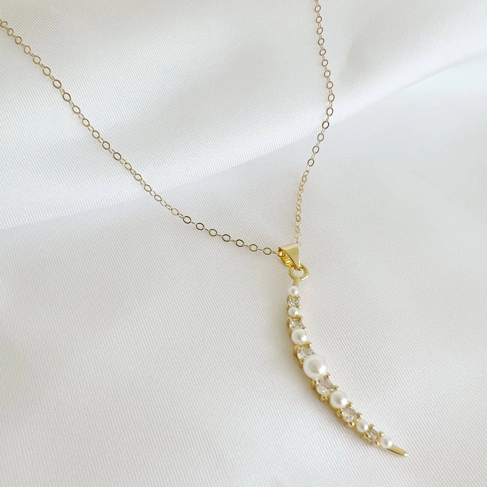 ESTRELLA PEARL CRESCENT MOON NECKLACE | GOLD FILLED